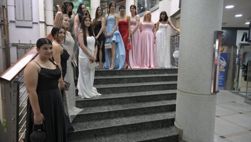 OSMESI LEPŠI OD NAJLEPŠIH HALJINA! Fondacija Novosti i ove godine obezbedila svečanu odeću za decu iz Zvečanske