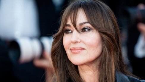 ITALIJANSKI GLAMUR POD SVETLIMA KANA: Monika Beluči u haljini koju samo ona može da iznese i izgleda moćno (FOTO)