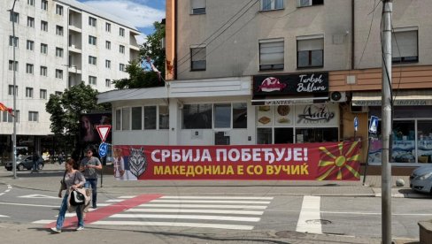 SRBIJA POBEĐUJE: LJudi dolaze na skup podrške predsedniku Vučiću u Kumanovu (FOTO/VIDEO)