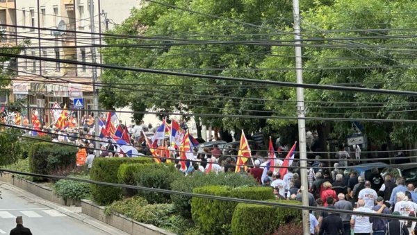 СРБИЈА ПОБЕЂУЈЕ: Више од две хиљде људи на скупу подршке председнику Вучићу у Куманову (ФОТО/ВИДЕО)