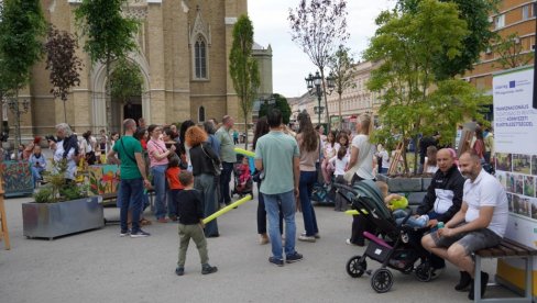 ZELENI TRG SLOBODE U NOVOM SADU : Počeo ekološko- umetnički performans „Hodajuća šuma“