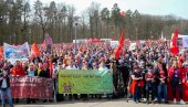 NEMAČKA NA KOLENIMA: Preko 30.000 zaposlenih u Mercedes-Benc protestvovalo protiv mera štednje - Talas protesta se širi i na druge gigante
