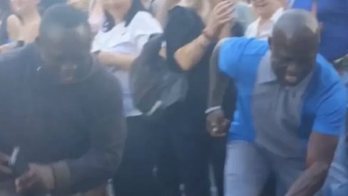 ZGUBIDANSKO LUDILO UZELO MAHA: I Afrikanci na političkom skupu blokadera (VIDEO)