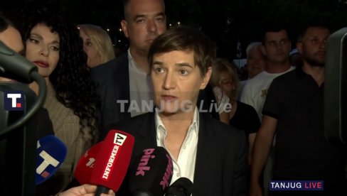 ONI DESTABILIZUJU SRBIJU, SAČUVAĆEMO MIR Ana Brnabić sa okupljenima u Pionirskom parku u znaku podrške predsedniku Vučiću