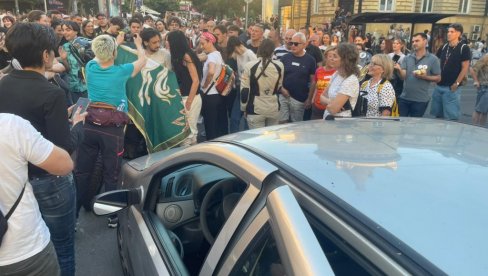 BLOKADERI OPET POKAZALI SVOJE DIVLJAŠTVO: Demolirali auto sugrađanki (VIDEO)