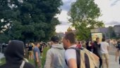ГАЂАЈУ ПОЛИЦИЈУ БАКЉАМА, РУШЕ ОГРАДУ! Дивљаштво блокадера пред Пионирским парком