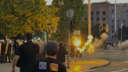 BLOKADERI NASILNICI NA ULICAMA BEOGRADA: Bakljama gađaju policiju - Pogledajte šta rade (VIDEO)