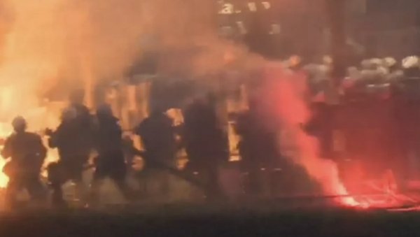НАСИЛНИ БЛОКАДЕРИ БРУТАЛНО НАПАЛИ ПОЛИЦИЈУ! Бацају бакље и топовске ударе, језиво дивљање у Београду