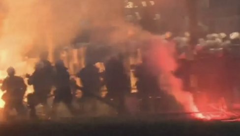 НАСИЛНИ БЛОКАДЕРИ БРУТАЛНО НАПАЛИ ПОЛИЦИЈУ! Бацају бакље и топовске ударе, језиво дивљање у Београду
