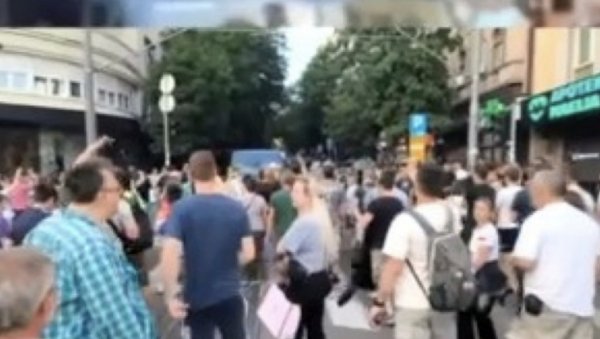 БЕСНА ХОРДА БЛОКАДЕРА НАПРАВИЛА ПАКАО У ЦЕНТРУ ГРАДА! Урлали на полицију и вређали народ као помахнитала руља