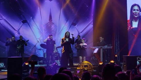 LESKOVČANI NISU ODBILI CECIN POZIV: Publika uglas pevala hit Poziv Svetlane Ražnatović - Bili ste poziv koji se ne odbija (FOT