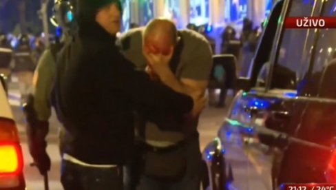 ЈЕЗИВО: Освануо снимак полицајца коме су студенти блокадери разбили главу! (ВИДЕО)