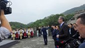 ИСТОРИЈСКА ПОСЕТА ВУЧИЋА КИНИ: Председник стигао на Кинески зид, присутан велики број кинеских новинара