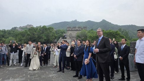 ISTORIJSKA POSETA VUČIĆA KINI: Predsednik stigao na Kineski zid, u toku nastup ansambla Kolo