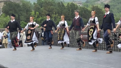 KAKVA LEPOTA I PONOS! Nacionalni ansambl Kolo nastupa na Kineskom zidu (FOTO/VIDEO)