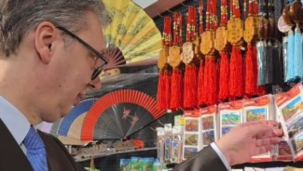 ПОСЕБНА УСПОМЕНА НА ОВУ ПОСЕТУ Вучић: Уграбио сам тренутак да купим неку ситницу за Данила, Милицу и Вукана (ФОТО)
