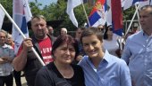 СРБИЈА ПОБЕЂУЈЕ! Брнабић провела дан са суграђанима у Алексинцу: Много сам чула, много научила (ФОТО)