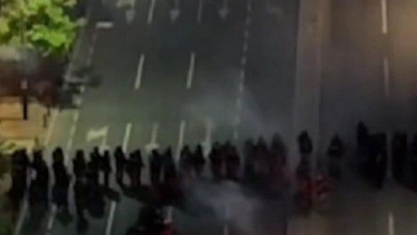 СНИМАК КОЈИ ЈЕ ЗАПАЛИО СРБИЈУ! Погледајте како блокадери нападају полицијске кордоне (ВИДЕО)