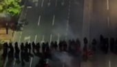 СНИМАК КОЈИ ЈЕ ЗАПАЛИО СРБИЈУ! Погледајте како блокадери нападају полицијске кордоне (ВИДЕО)