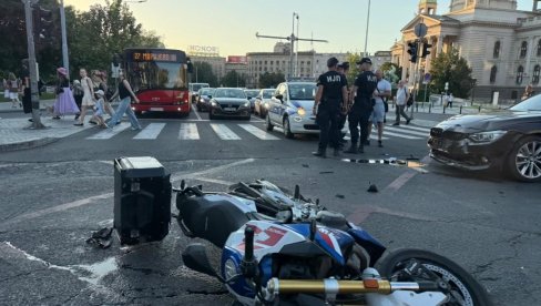 ОБОРЕН МОТОЦИКЛИСТА КОД СКУПШТИНЕ: Полиција и Хитна помоћ одмах реаговали (ФОТО)