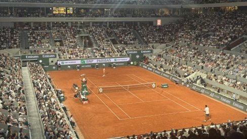 IZ DIZELA U ŠESTU BRZINU: Novak Đoković se na početku meča mučio sa Mpečijem Perikarom, a onda odigrao silovito