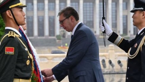 ЊИХОВА ЖРТВА ЈЕ ТЕМЕЉ СНАГЕ ЈЕДНЕ ВЕЛИКЕ ЗЕМЉЕ Вучић положио венац на Споменик народним херојима на Тјенанмену (ФОТО)