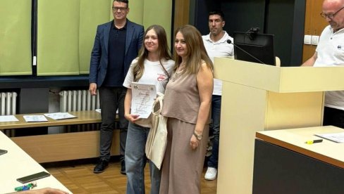 PLJUSAK REPUBLIČKIH NAGRADA PARAĆINSKIH GIMNAZIJALACA: Dominirali iz biologije, istorije i srpskog jezika (FOTO)