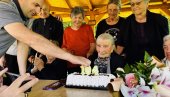 ЧИТА БЕЗ НАОЧАРА И ЈОШ ДОБРО ЧУЈЕ: Бака Наталија из Ниша, на Дан младости, прославила 104. рођендан