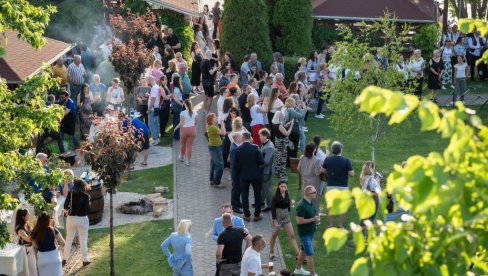 UŽIVANJE UZ DOBRU KAPLJICU I TAMBURAŠE : Minulog vikenda održan festival Akva Dorija u podnožju Petrovaradinske tvrđeve