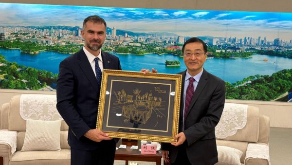 ОДНОСИ НА НАЈВИШЕМ ПРИЈАТЕЉСКОМ НИВОУ: Жарко Мићин са званичницима града Ђинана  у Кини