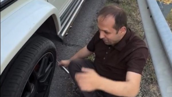 ВРАЋАО СЕ ИЗ БЕЧА СА НАСТУПА ПА ГА ОВО СНАШЛО: Емир Хабибовић доживео непријатност на путу (ФОТО)