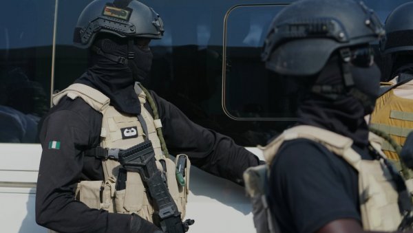 НАОРУЖАНЕ СНАГЕ ЗАПУЦАЛЕ НА ПОЛИЦИЈУ, ПРЕУЗЕЛЕ ПАЛАТУ ПРЕДСЕДНИКА: Бруталан пуч у овој мегадржави са преко 230 милиона људи