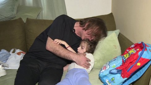 ŽELJKO MITROVIĆ POSETIO PORODICU MILUTINOVIĆ IZ ČAČKA: Uručio im novčanu pomoć, poklone, ali i kartu za novi život devojčice Nikoline!