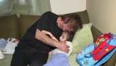 ЖЕЉКО МИТРОВИЋ ПОСЕТИО ПОРОДИЦУ МИЛУТИНОВИЋ ИЗ ЧАЧКА: Уручио им новчану помоћ, поклоне, али и карту за нови живот девојчице Николине!