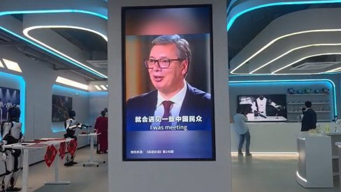 DETALJ IZ FABRIKE ROBOTA: Na ekranu se vrte ove Vučićeve reči (VIDEO)