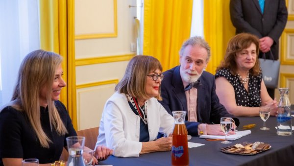 САРАДЊА У ОБЛАСТИМА КУЛТУРЕ И ОБРАЗОВАЊА: Маја Гојковић са градоначелницом седмог дистрикта Париза, Рашидом Дати