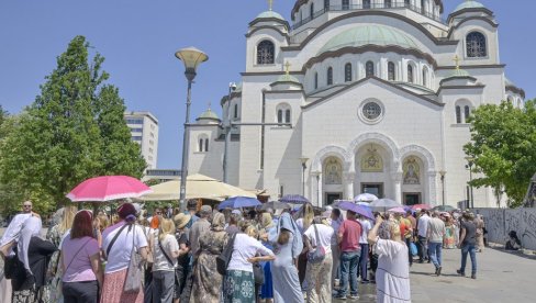 ПРЕД СВЕТИЊОМ СВИ САБРАНИ У ВЕРИ: Већ осми дан хиљаде људи сатима  чекају испред храма на Врачару да се поклоне појасу Богородице