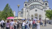 ПРЕД СВЕТИЊОМ СВИ САБРАНИ У ВЕРИ: Већ осми дан хиљаде људи сатима  чекају испред храма на Врачару да се поклоне појасу Богородице