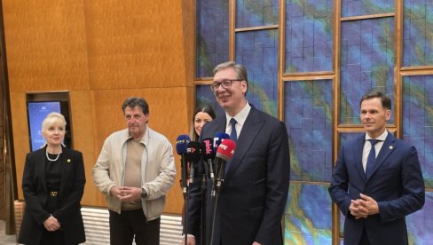 МОЋНЕ ПОРУКЕ ВУЧИЋА ИЗ КИНЕ: Они сањају како да ме убију, а ја како да се Србија развија (ВИДЕО)