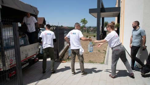 ВОЛОНТЕРИ НИС-А У ПОДРШЦИ ОПШТИНАМА НА ЗАПАДУ СРБИЈЕ: НИС поклонила пијаћу воду „Јазак“ Чачку и околним градовима
