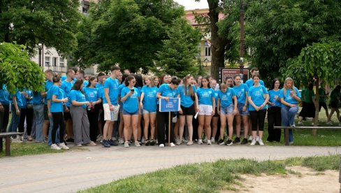 DEFILE MLADOSTI I RADOSTI: Maturanti u Loznici obradovali sugrađane