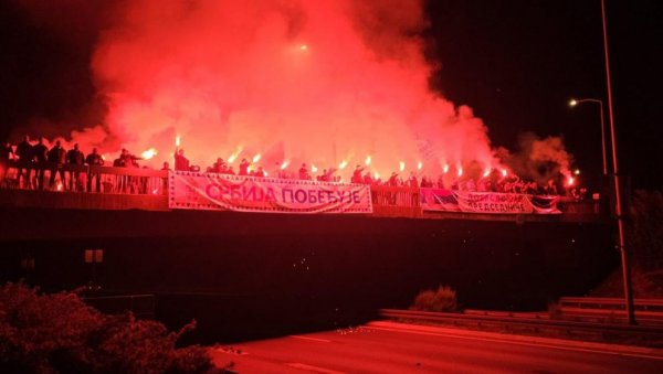 АЦО, СРБИНЕ! Спектакуларан дочек, грађани развили тробојке у част повратка председника Вучића из Кине (ВИДЕО)