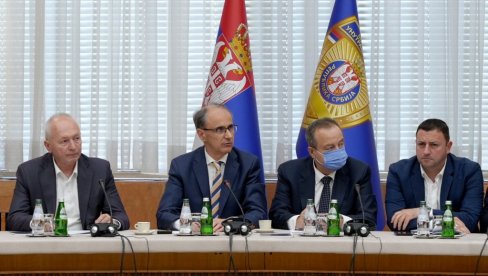 VLADA DONELA ODLUKU Macut: Ugroženim opštinama biće upućeno 165. 000 litara flaširane vode