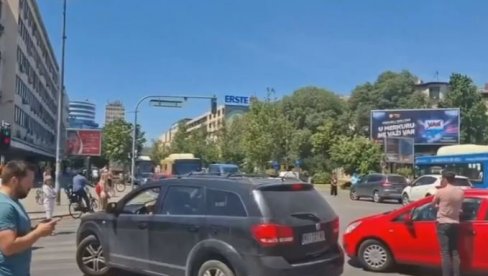 ДЕСЕТАК БЛОКАДЕРА И ДАНАС МАЛТРЕТИРА ЦЕО НОВИ САД: Погачар и Богосављевић у првим редовима међу згубиданима (ВИДЕО)