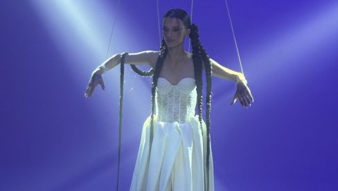 PROVELA 17 SATI NA SETU: Iva Grujin snimila spot za novi letnji hit pred veliku turneju (FOTO)