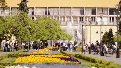 ВУЧИЋ НАЈАВИО: 30.000 туристичких ваучера од по 10.000 динара - ево ко ће имати право да их добије