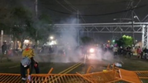 BEZ PARDONA: Američka policija suzavcem na demonstranate