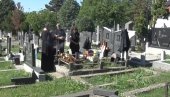 GROBOVI NE MOGU DA SE OSTAVE I ZABORAVE: Obeležene Duhovske zadušnice u Prištini (VIDEO)