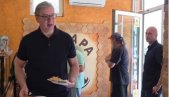 PREDSEDNIK VUČIĆ U PEKARI: Računam 410, jedem burek ili pitu sa mesom (VIDEO)