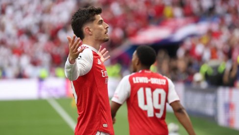 KAKAV POČETAK U BUDIMPEŠTI! Evropski prvak već na kolenima! Evo kako je Nemac pogodio za vođstvo Arsenala! (VIDEO)